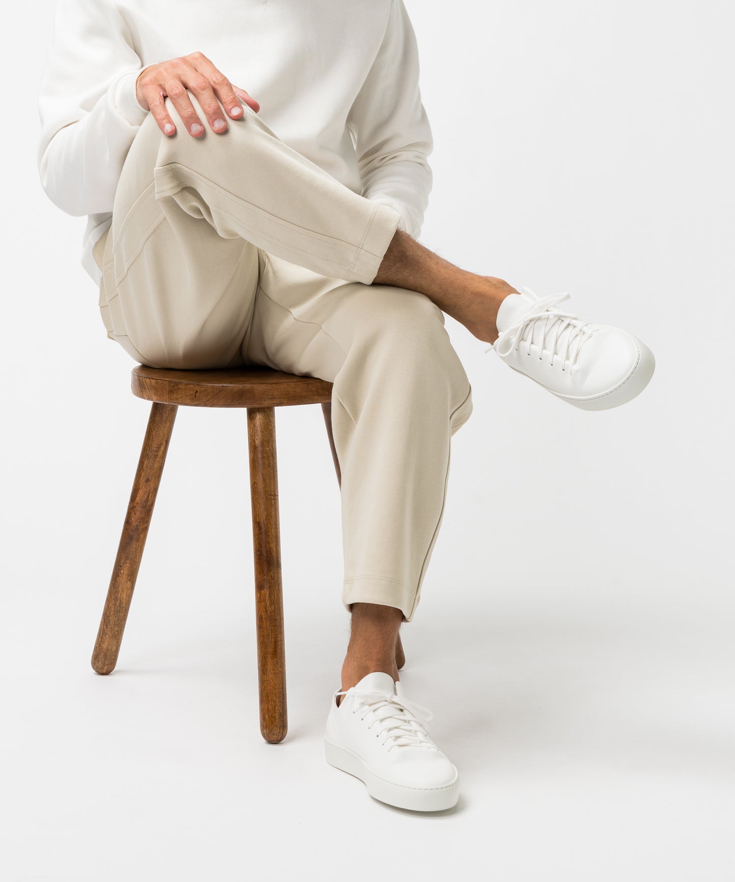 Atom All White